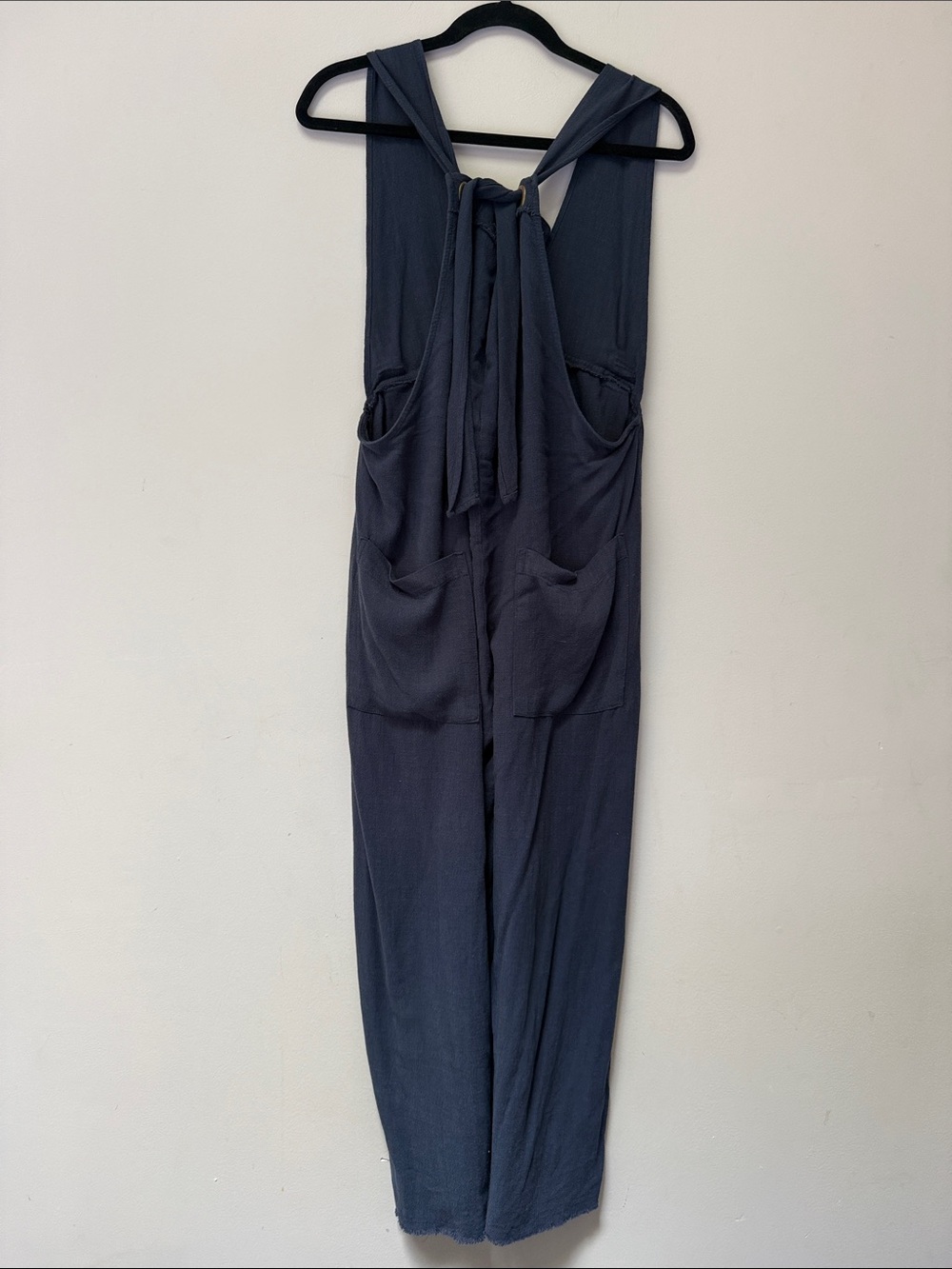 NATURAL LIFE Sleeveless Tie-Back Jumpsuit in Charcoal Gray